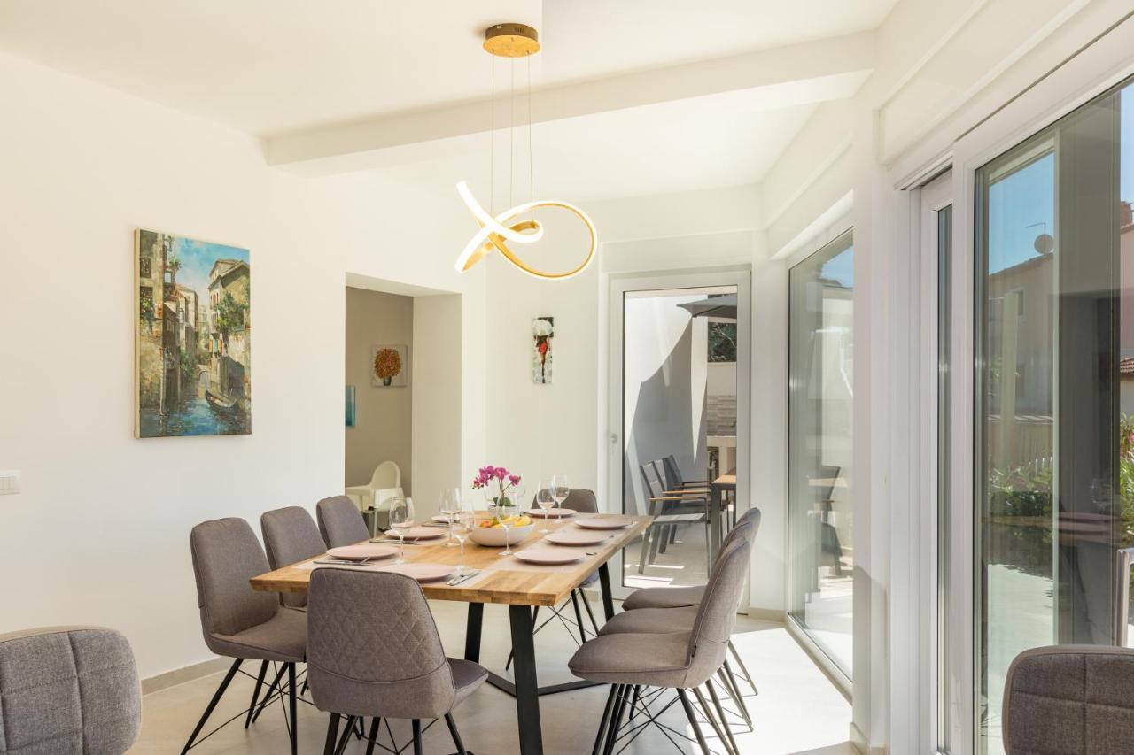 Villa Elena Deluxe Mit Whirlpool Und Beheiztem Pool Am Meer Und Wunderschoenen Blick Auf Die Brijuni Inseln Fažana Eksteriør billede