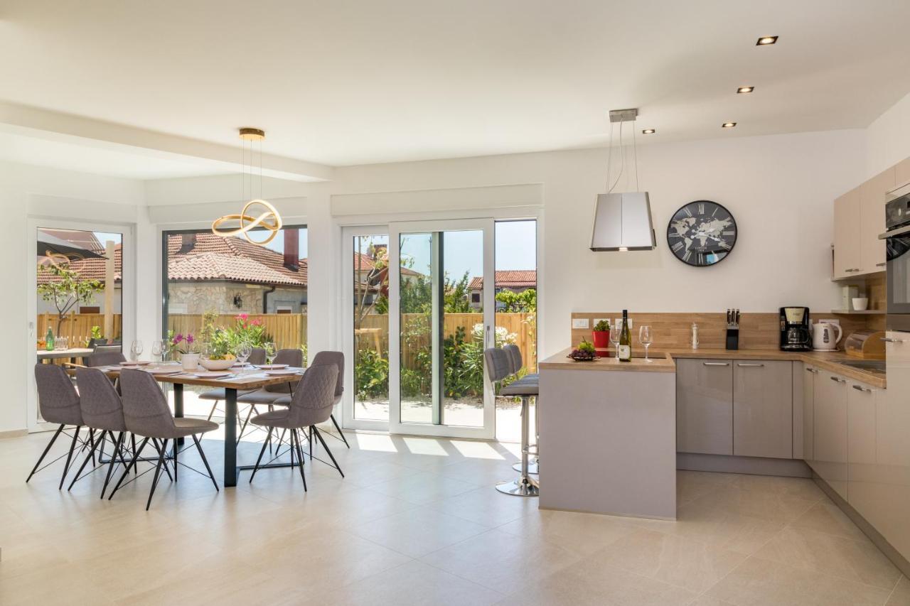 Villa Elena Deluxe Mit Whirlpool Und Beheiztem Pool Am Meer Und Wunderschoenen Blick Auf Die Brijuni Inseln Fažana Eksteriør billede