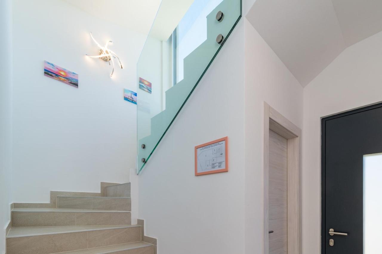 Villa Elena Deluxe Mit Whirlpool Und Beheiztem Pool Am Meer Und Wunderschoenen Blick Auf Die Brijuni Inseln Fažana Eksteriør billede