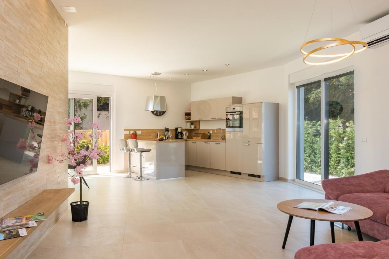 Villa Elena Deluxe Mit Whirlpool Und Beheiztem Pool Am Meer Und Wunderschoenen Blick Auf Die Brijuni Inseln Fažana Eksteriør billede